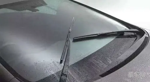 雨刮器正常多久换一次(雨刮器换一对100贵吗)